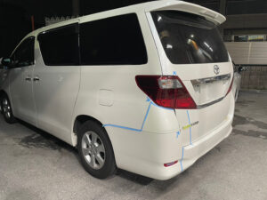 トヨタ アルファード 左リアバンパー、バックドアの修理事例①