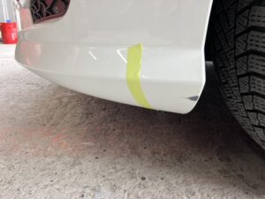 メルセデス・ベンツ Cクラス 右フロントバンパーの修理事例①