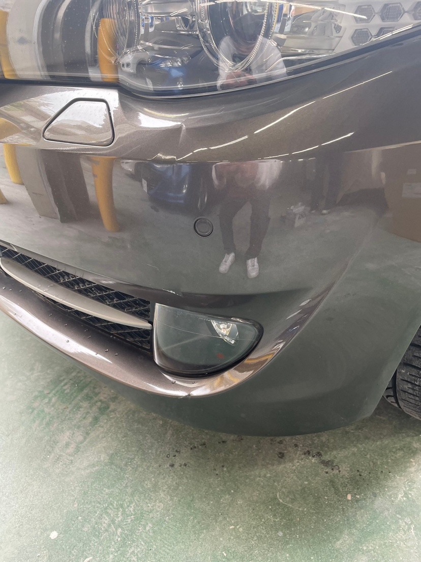 BMW X3 フロントバンパーの修理事例