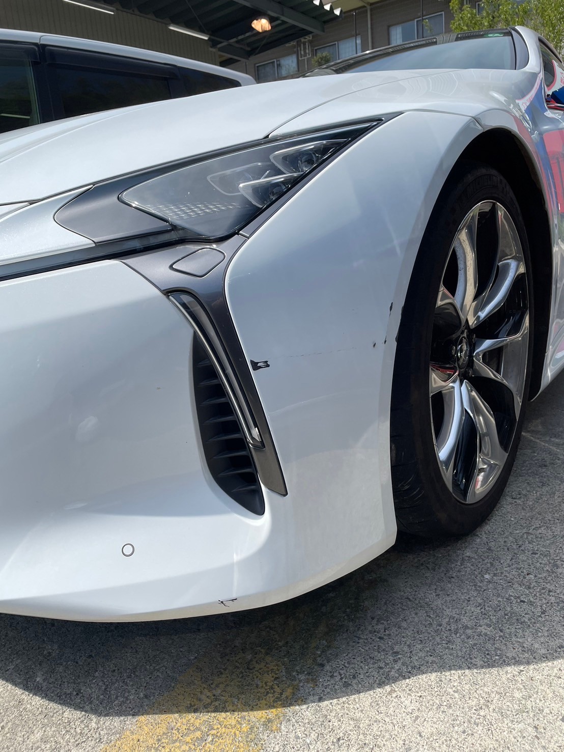 レクサス LC500 右フロントバンパーの修理事例