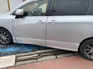 日産 エルグランドの左フロントドア、左スライドドア、左フロントドアガーニッシュ交換、左スライドドアガーニッシュ交換の修理事例②