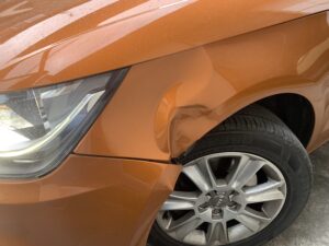 アウディ A1 右フロントフェンダー、右フロントバンパーの修理事例1