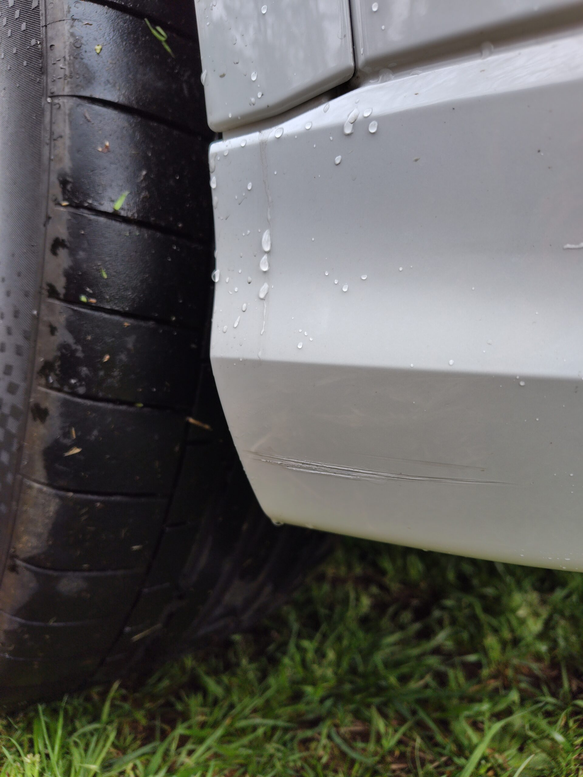 アウディ Q8 右フロントバンパーの修理事例