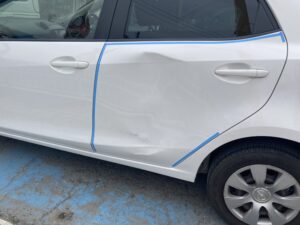 マツダ デミオ 左リヤドアの修理事例1