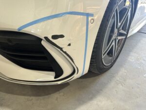 メルセデス・ベンツ Cクラス 左フロントバンパーの修理事例1
