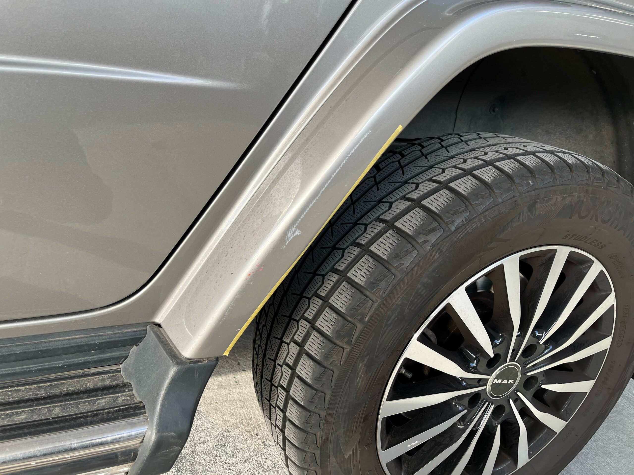 メルセデス・ベンツ Gクラス 左クォーターガーニッシュ前の修理事例