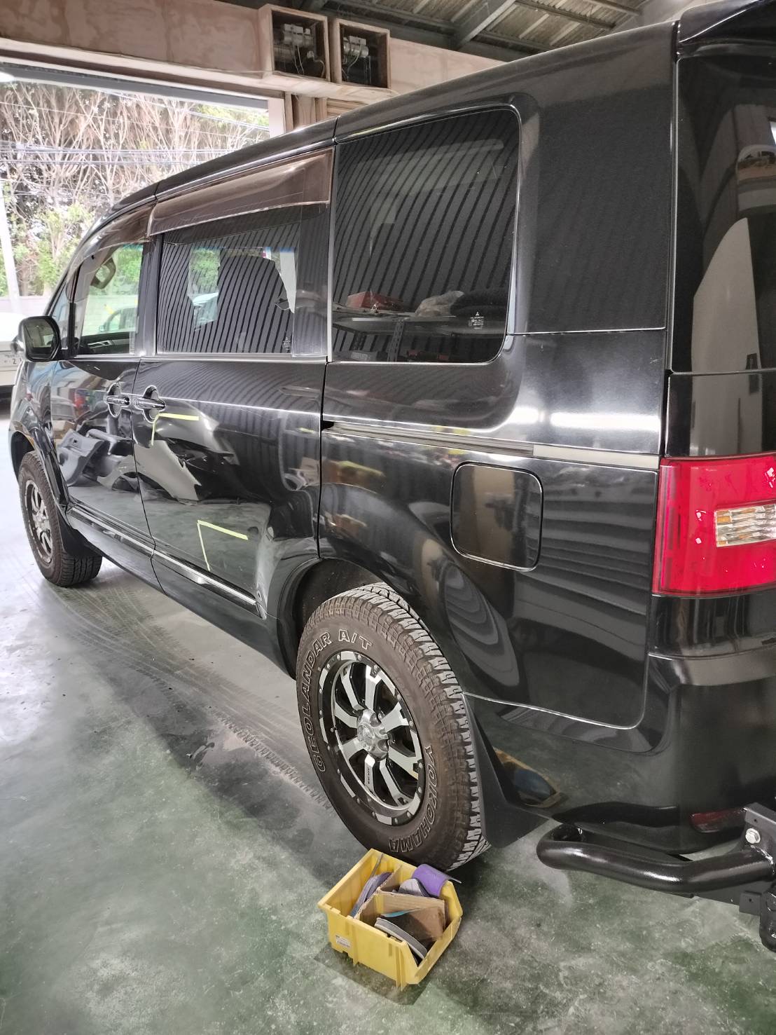 三菱 デリカD:5 左スライドドアパネルの修理事例