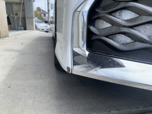 トヨタ ヴォクシー 左フロントバンパーの修理事例1