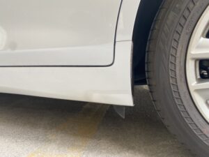 日産 スカイライン 左ロッカーモールの修理事例1