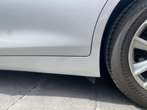 日産 スカイライン 左ロッカーモールの修理事例2