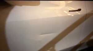 テスラ Y 左フロントドアの修理事例1