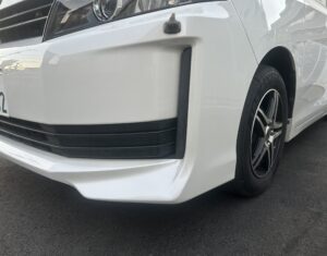 トヨタ VOXY 左フロントバンパーの修理事例1