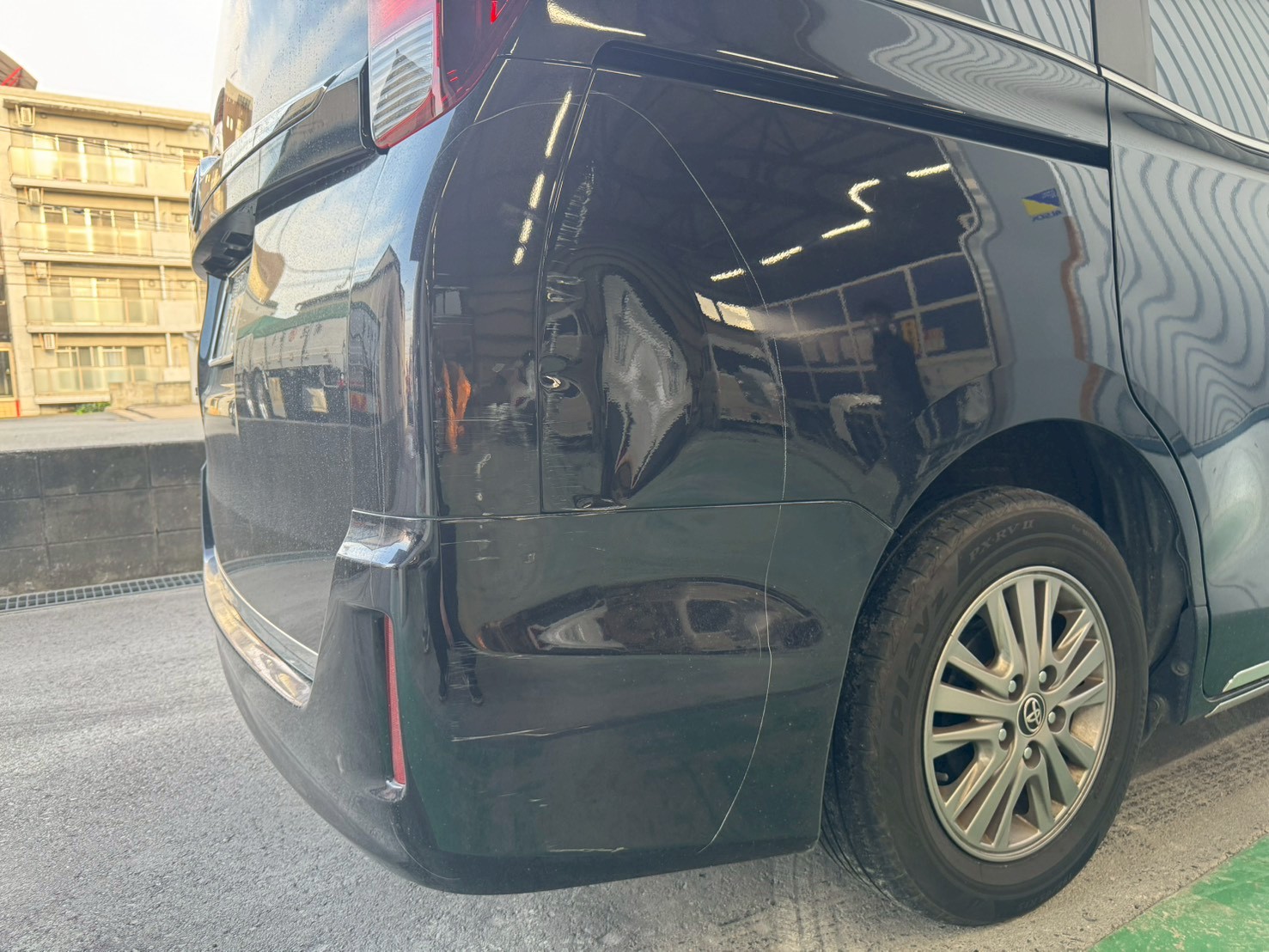 トヨタ エスクワイア 右クオータ、右リアバンパーの修理事例