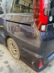 トヨタ ノア 左クォーター、左コーナーパネル、左リアバンパーの修理事例2