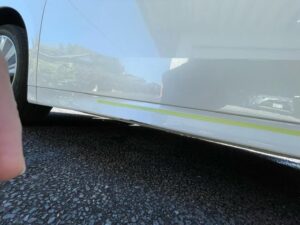 トヨタ ヴェルファイア 左フロントドアガーニッシュ、左スライドドアガーニッシュ、右リアバンパーの修理事例1