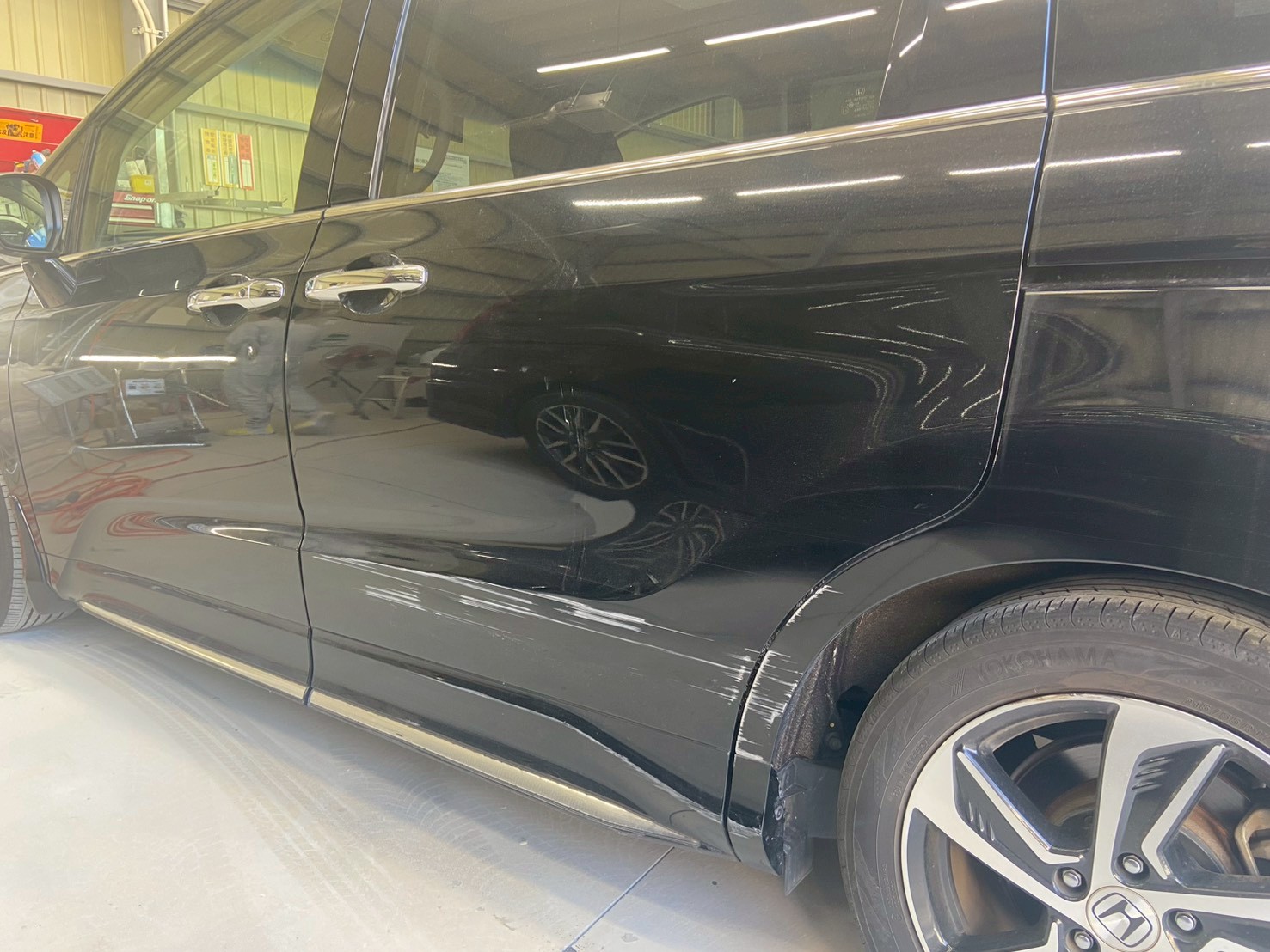 ホンダ オデッセイの左スライドドア、左スライドドアガーニッシュ、左クォーター、左クォーターマッドガードの修理事例