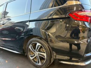 ホンダ オデッセイの左スライドドア、左スライドドアガーニッシュ、左クォーター、左クォーターマッドガードの修理事例2