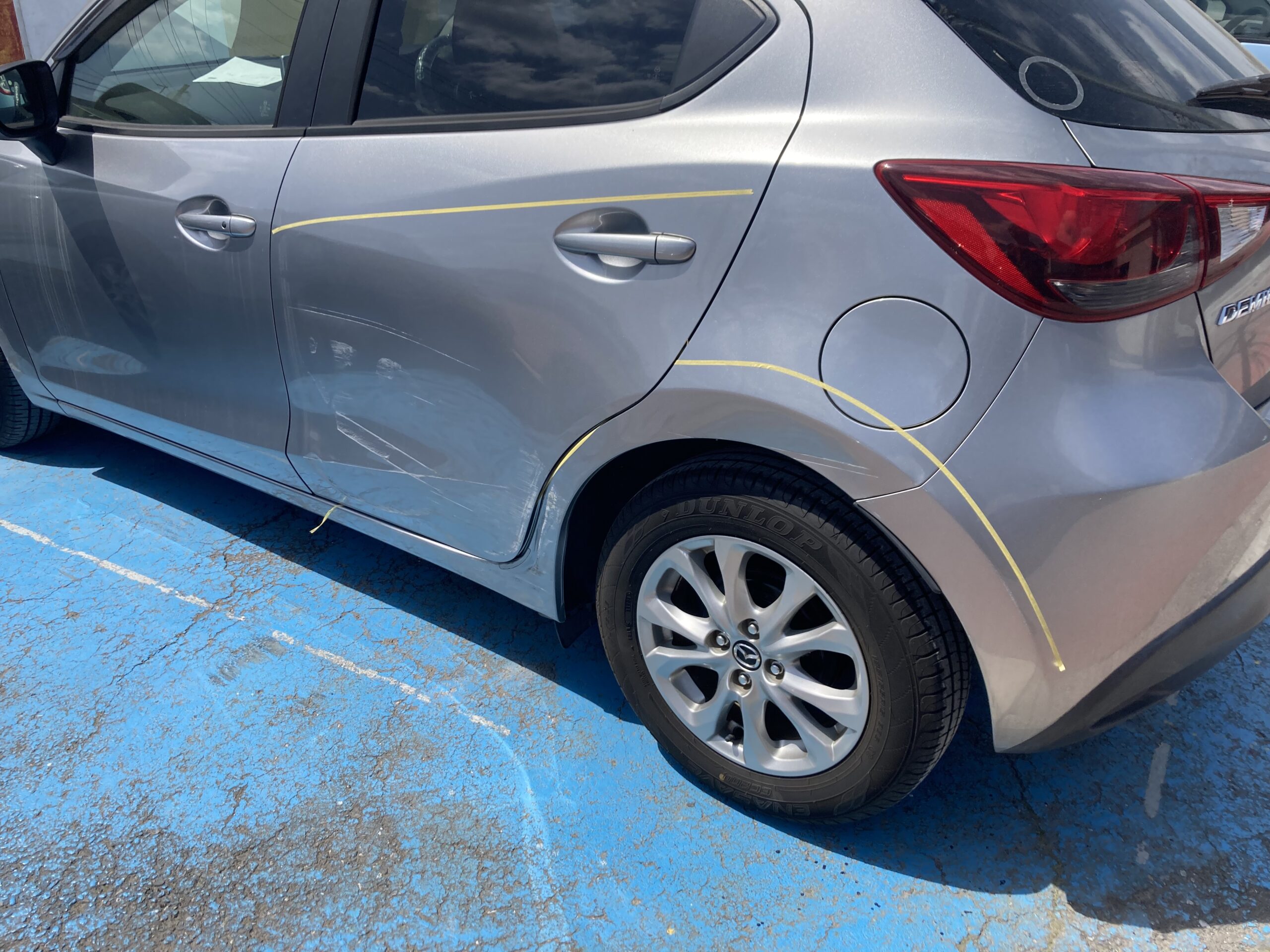 マツダ デミオ 左リヤドア、左ロッカーパネル、左クォーターパネルの修理事例