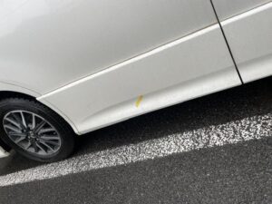 【さいたま見沼店】トヨタ VOXYの右スライドドアガーニッシュの修理事例1