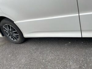 【さいたま見沼店】トヨタ VOXYの右スライドドアガーニッシュの修理事例2