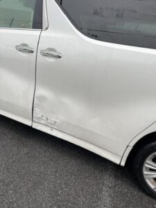 【さいたま見沼店】トヨタ アルファードの左スライドドア、左スライドドアガーニッシュの修理事例1