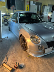 【摂津店】ダイハツ コペンの右フロントバンパー、右フロントフェンダーの修理事例4