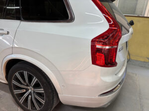 【摂津店】ボルボ XC90の左フロントバンパー、左リアクォーター、左リアフェンダーの修理事例10