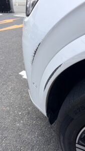 【摂津店】ボルボ XC90の左フロントバンパー、左リアクォーター、左リアフェンダーの修理事例2