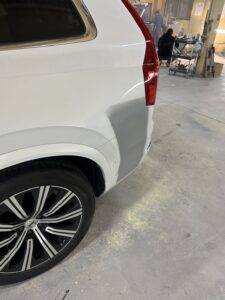 【摂津店】ボルボ XC90の左フロントバンパー、左リアクォーター、左リアフェンダーの修理事例5