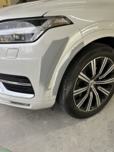【摂津店】ボルボ XC90の左フロントバンパー、左リアクォーター、左リアフェンダーの修理事例6