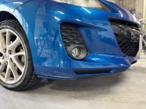 【摂津店】マツダ アクセラの左フロントバンパーの修理事例1