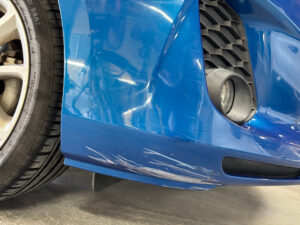 【摂津店】マツダ アクセラの左フロントバンパーの修理事例2