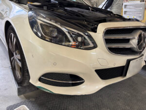 【摂津店】メルセデス・ベンツ Eクラスの左フロントバンパーの修理事例1
