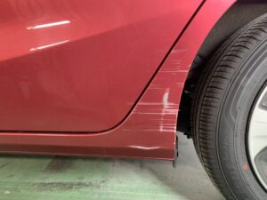 【新座店】ホンダ フィットの左リヤドア、左クオーターの修理事例1