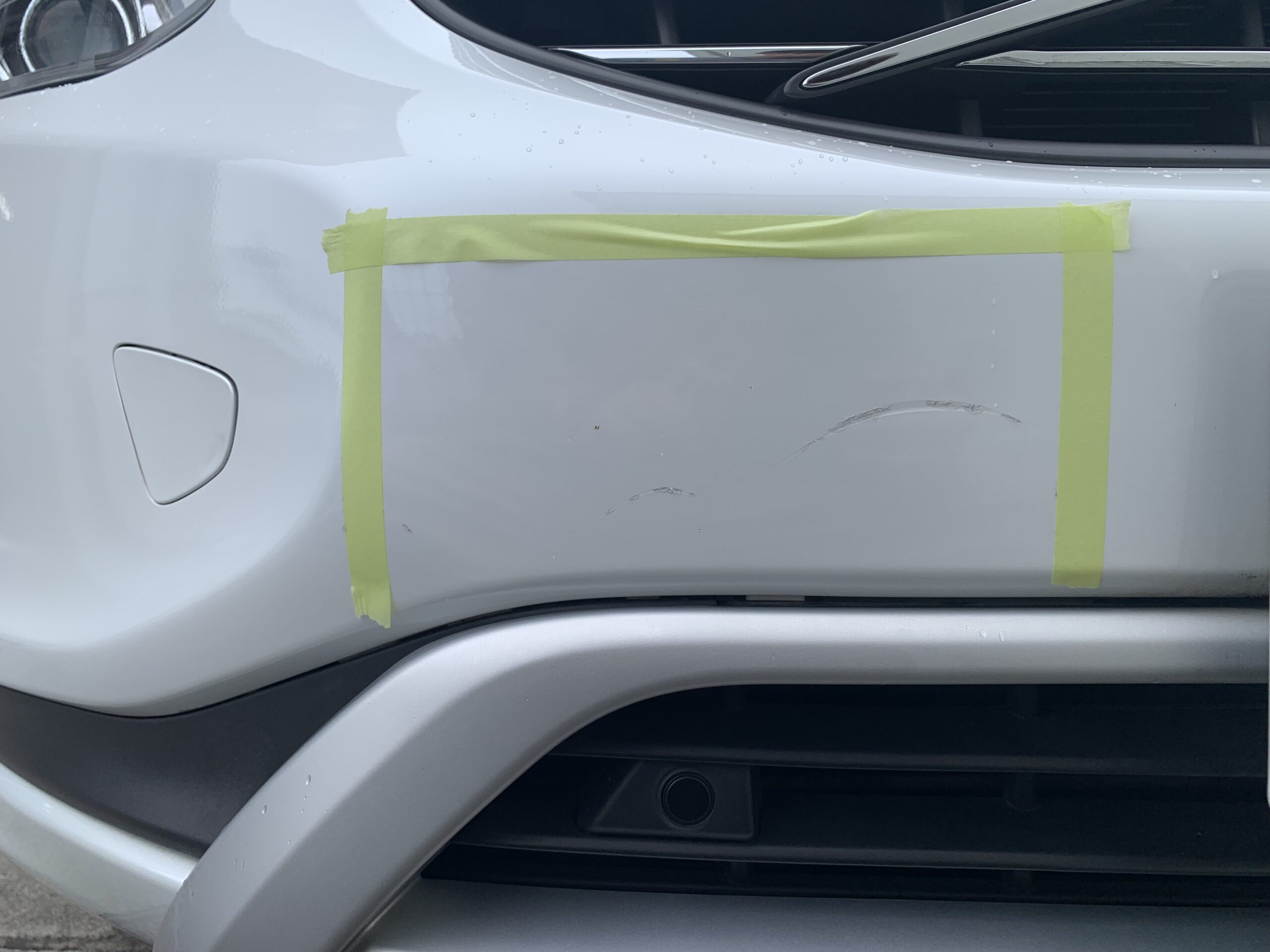 【新座店】ボルボ XC60のフロントバンパーの修理事例