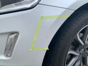 【新座店】ボルボ XC60の左フロントバンパーの修理事例1