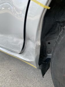 【東村山店】トヨタ カローラフィールダーの左ロッカーパネルの修理事例1