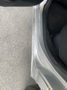 【東村山店】トヨタ カローラフィールダーの左ロッカーパネルの修理事例1