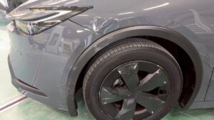 【福岡志免店】トヨタ プリウスの左フロントバンパー、左フェンダーの修理事例1