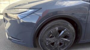 【福岡志免店】トヨタ プリウスの左フロントバンパー、左フェンダーの修理事例2