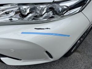 【越谷店】トヨタ ハリアーの左フロントバンパーの修理事例1