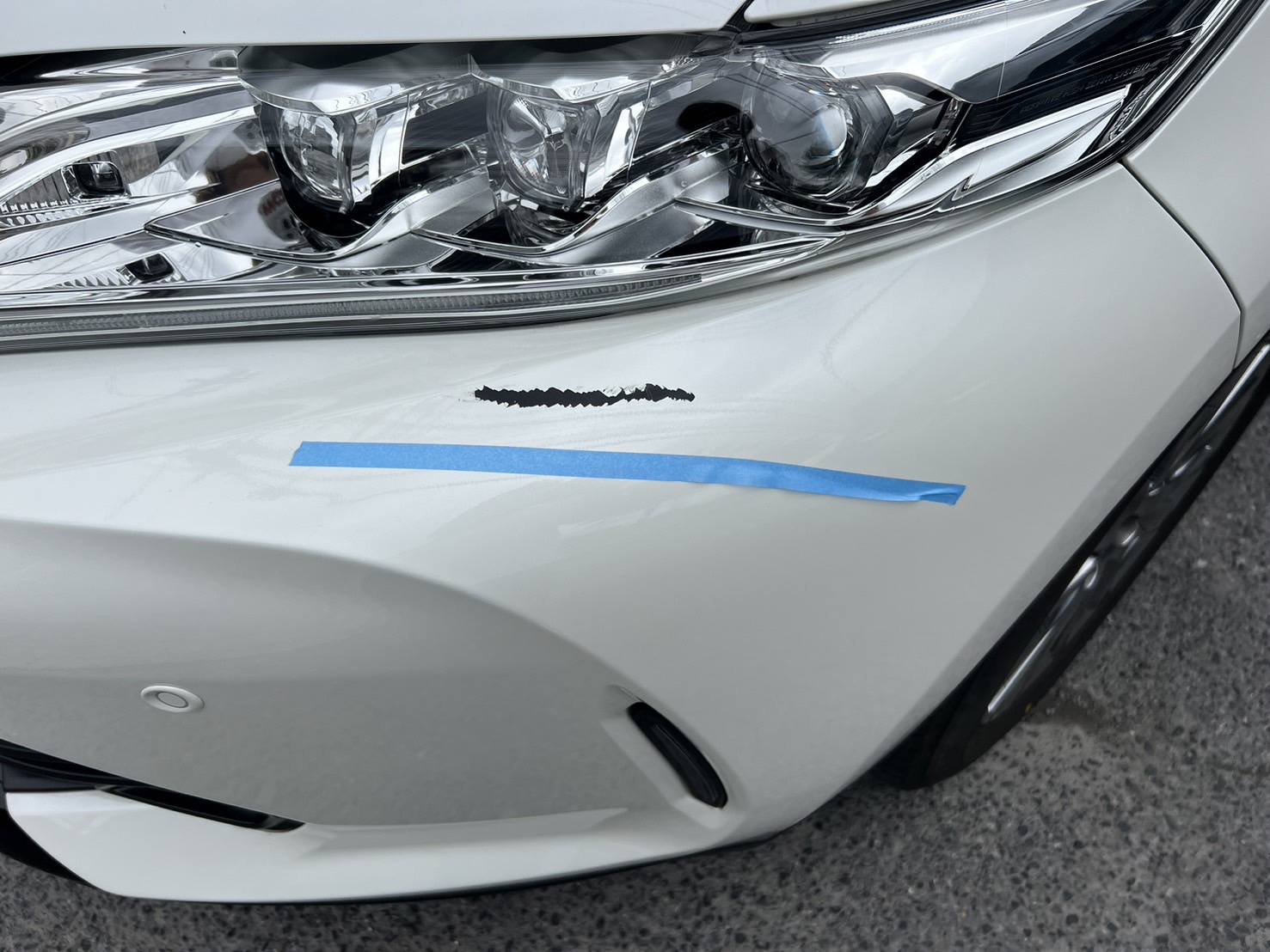 【越谷店】トヨタ ハリアーの左フロントバンパーの修理事例