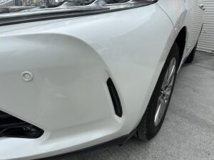 【越谷店】トヨタ ハリアーの左フロントバンパーの修理事例2