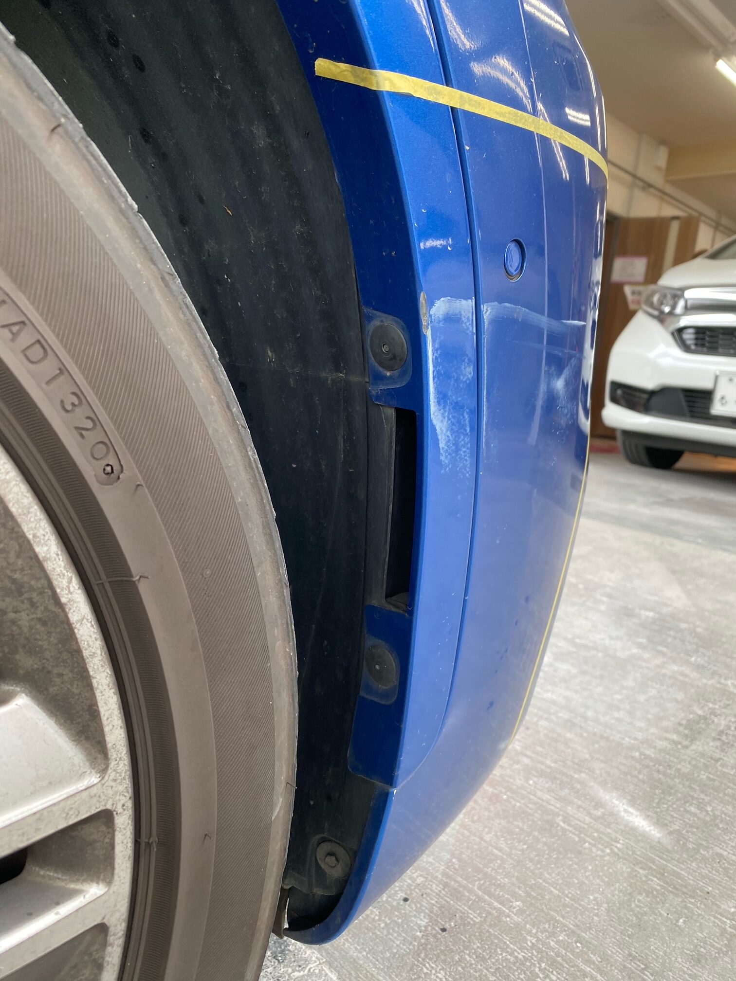 【東村山店】BMW 右フロントバンパーの修理事例