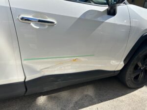 【松戸店】トヨタ RAV4 右フロントドア、右フロントドアガーニッシュの修理事例1