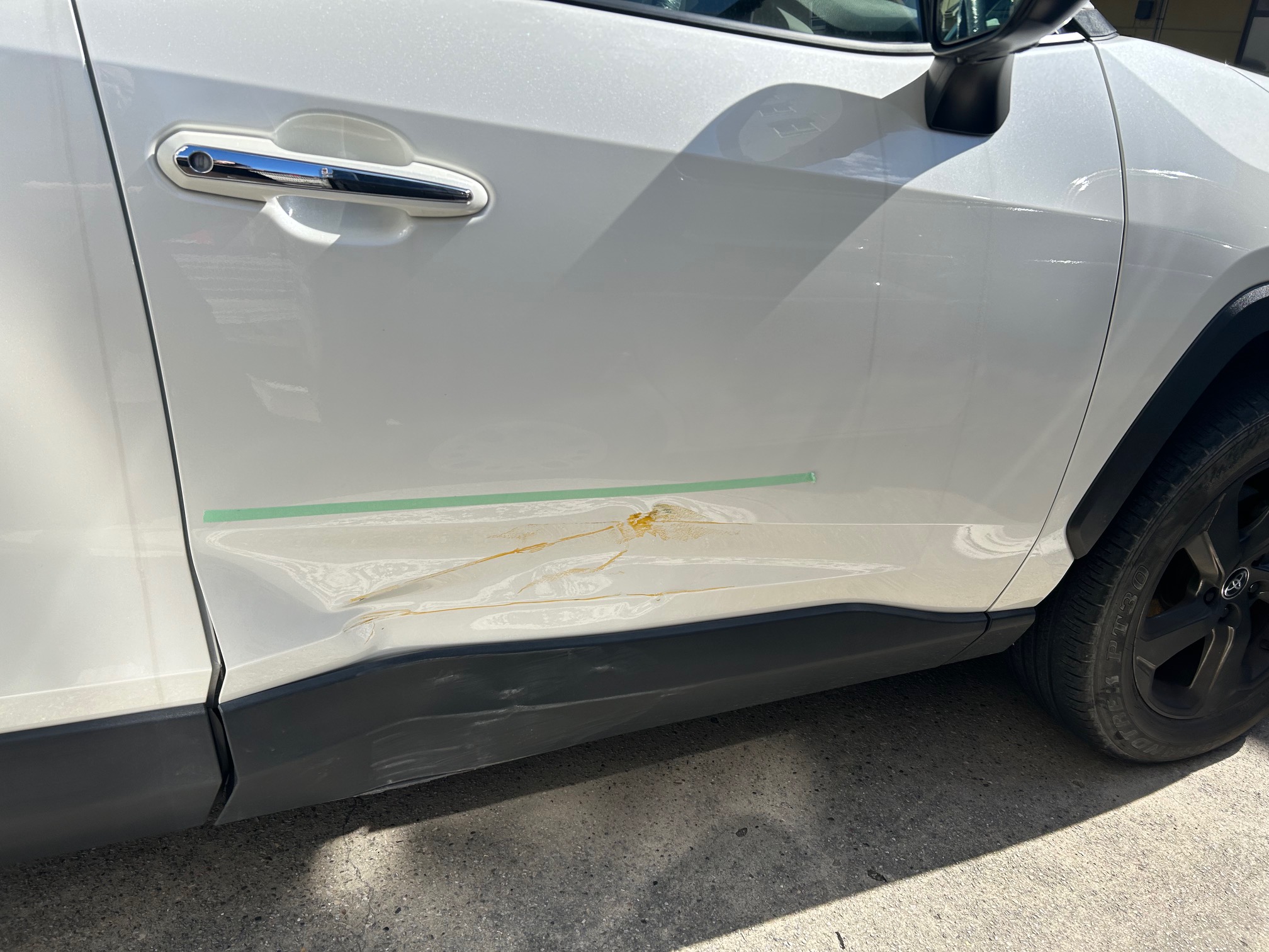 【松戸店】トヨタ RAV4 右フロントドア、右フロントドアガーニッシュの修理事例