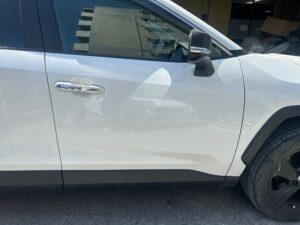 【松戸店】トヨタ RAV4 右フロントドア、右フロントドアガーニッシュの修理事例2