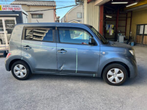 【松戸店】トヨタ bB 右フロントドア、右リアドア、右ロッカーパネルの修理事例1