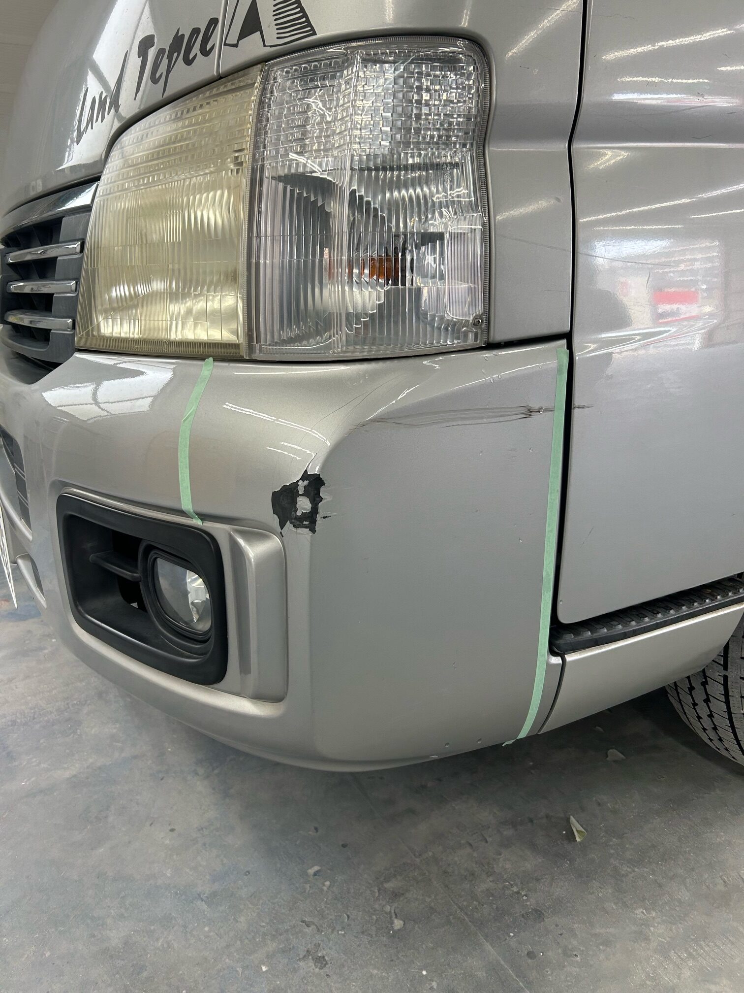 【松戸店】トヨタ ハイエース 左フロントバンパーの修理事例