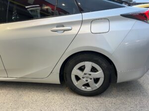 【松戸店】トヨタ プリウス 左リアドア、左クォーター、左サイドステップの修理事例1